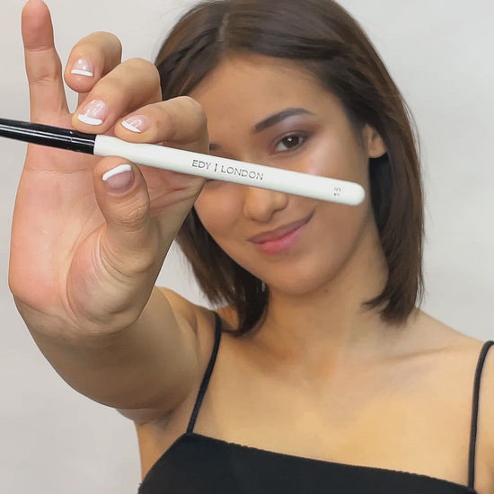 How to use Small Pencil Brush 16 - perfect smoky eyes